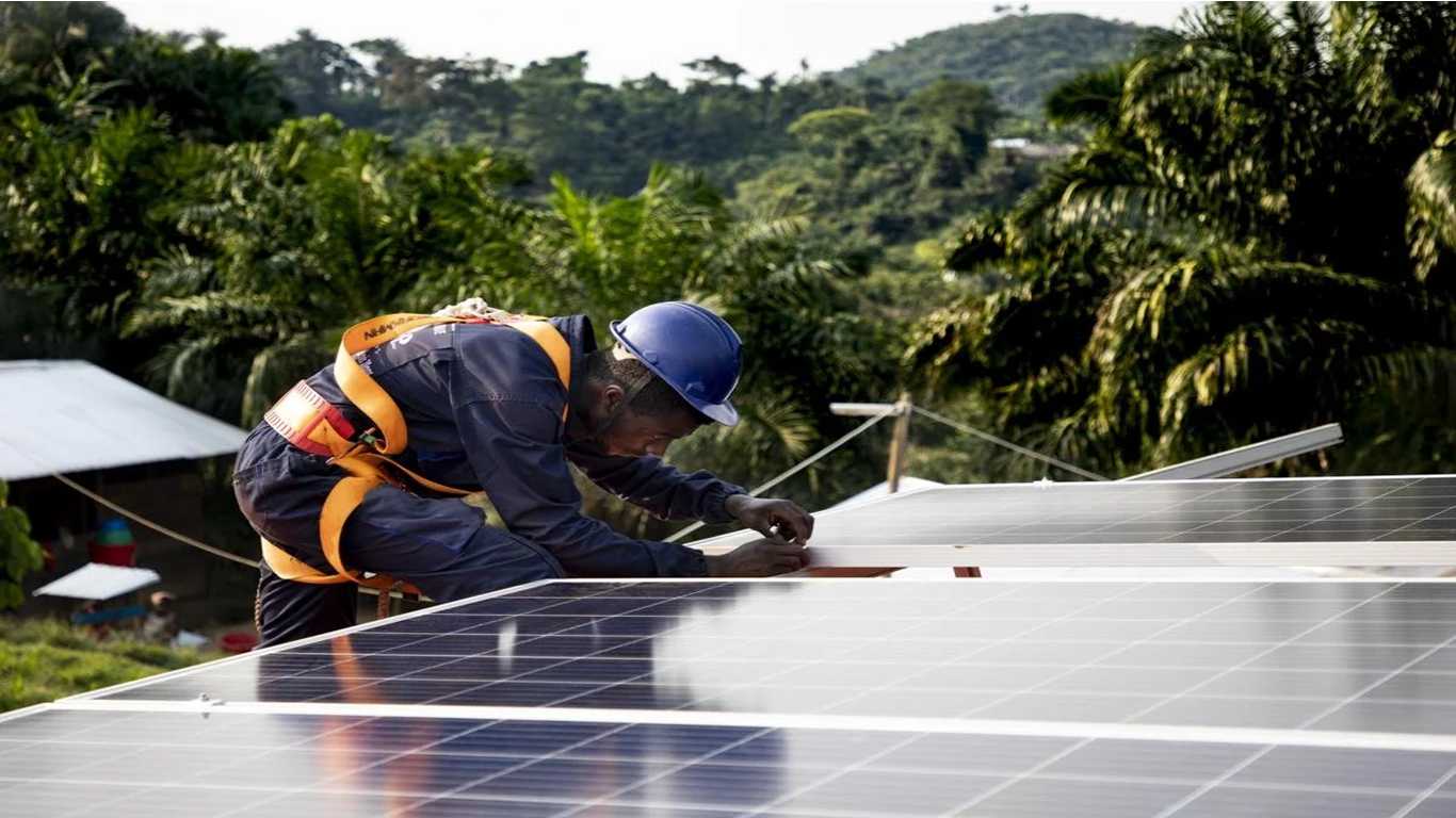 technicien sur un panneau solaires